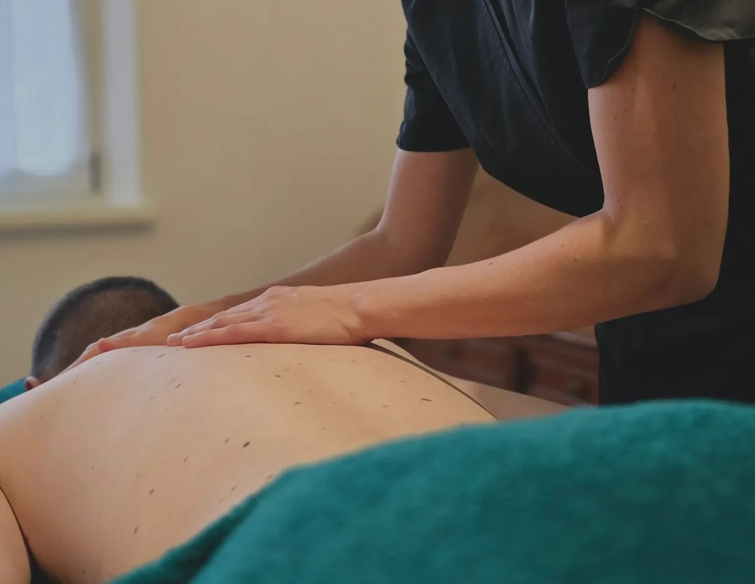 Massages-énergétiques Solène réalisant des massages énergétiques